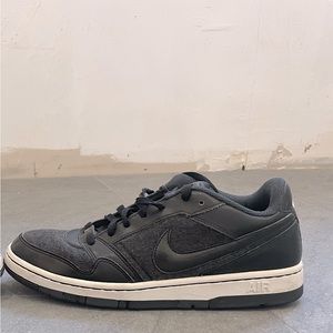 Nike Air Prestige sneakers in black barely worn